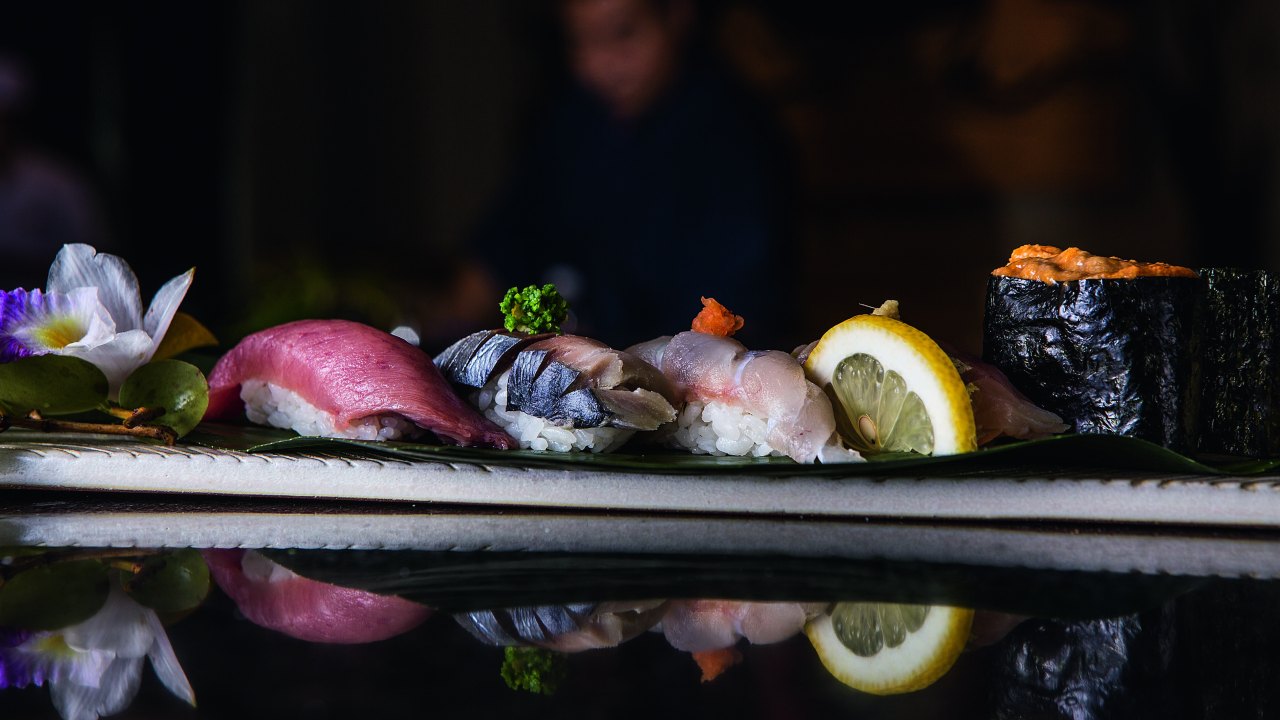 Seleção de sushis sobre pedra