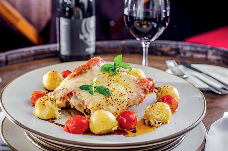 Filé à parmigiana, acompanhado de bolotas de nhoque de semolina assadas