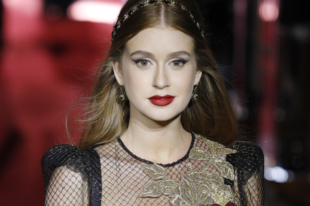 Marina Ruy Barbosa brilha em Milão com penteado delicado