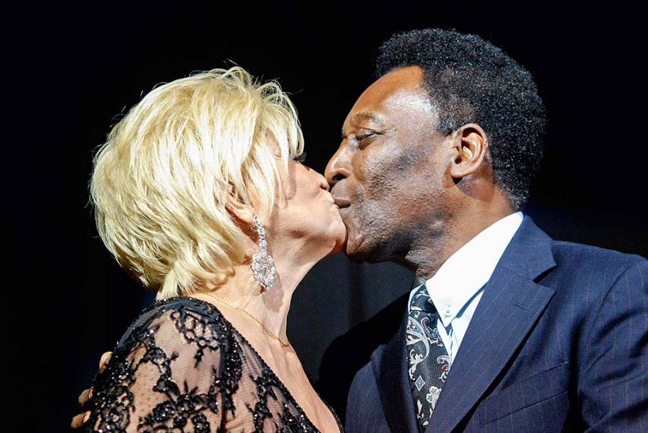 Famosa pelos selinhos: nos anos 60 bitoca em Pelé Famosa pelos selinhos: nos anos 60 bitoca em Pelé