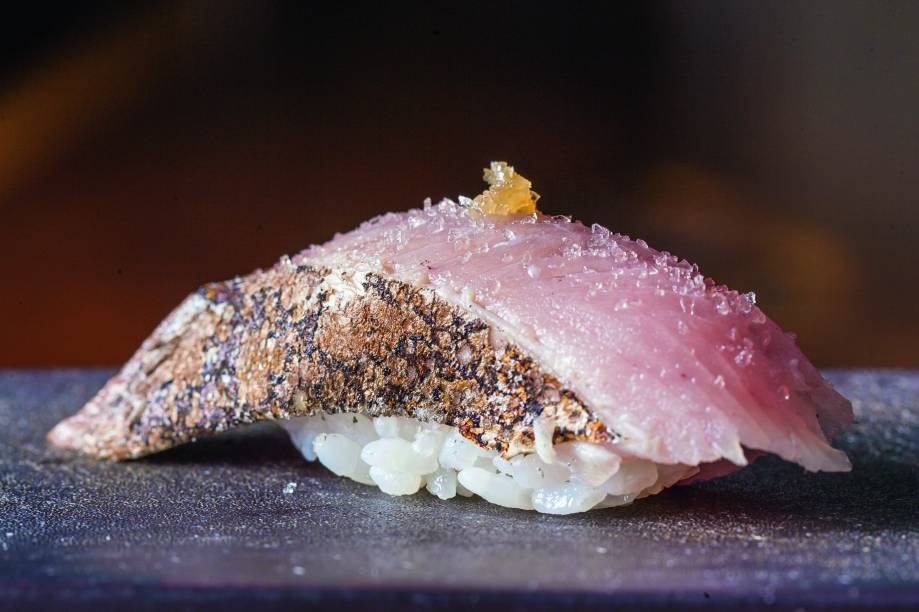 Pargo com flor de sal e yuzu em conserva
