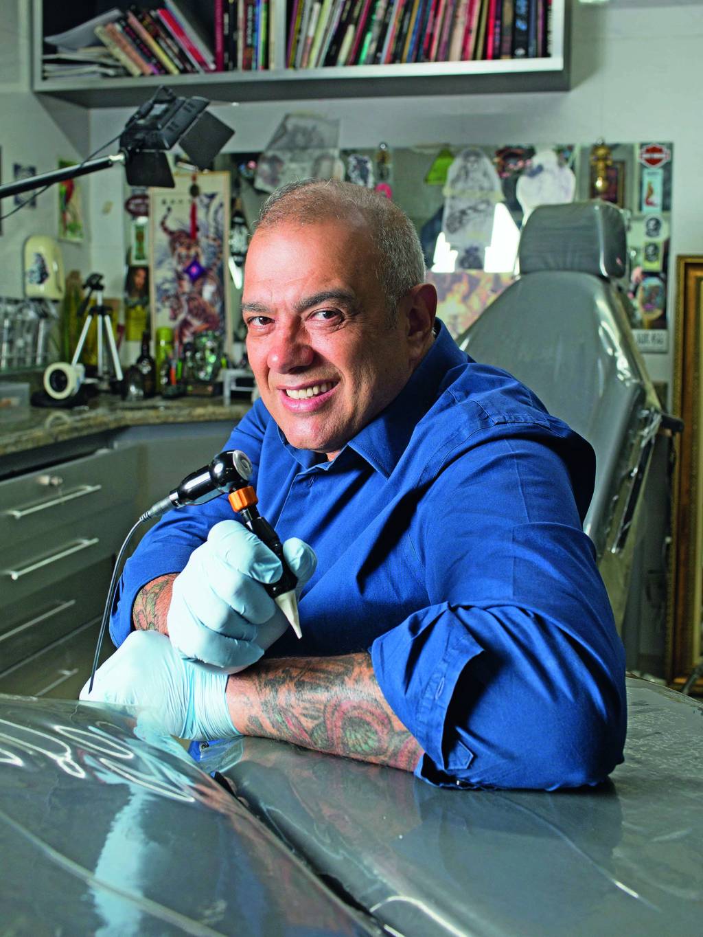 Tatuador ajuda mulheres que tiveram câncer de mama