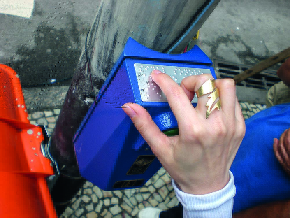 De sete semáforos para cegos na cidade, três não funcionam