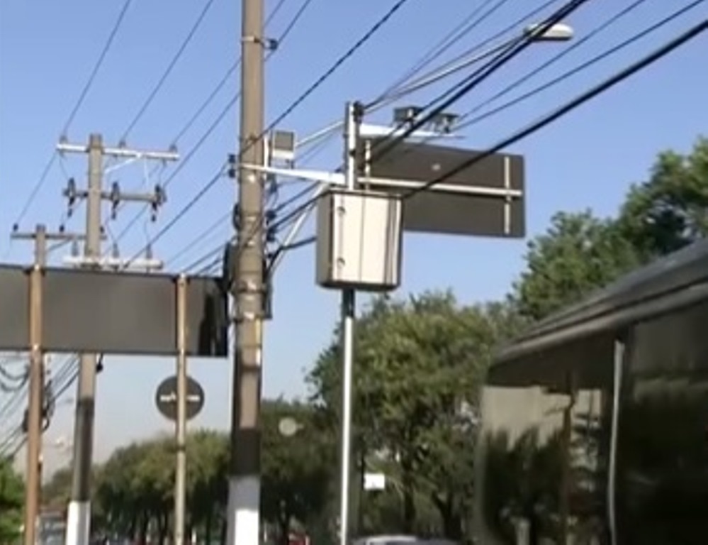 Clientes reclamam de radares em entrada de lojas na Zona Leste