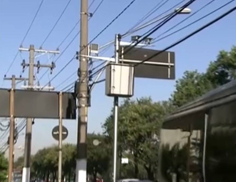 Clientes reclamam de radares em entrada de lojas na Zona Leste