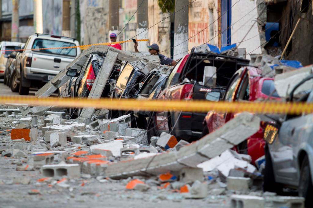 Rua é interditada no Ipiranga após muro desabar sobre oito carros