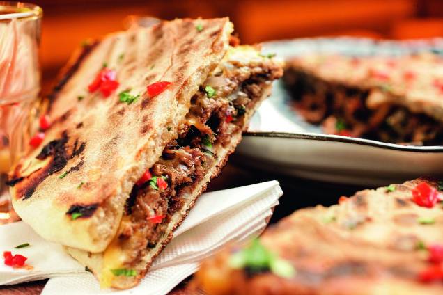 Carne desfiada e queijo: no pão sírio bem tostado Carne desfiada e queijo: no pão sírio bem tostado