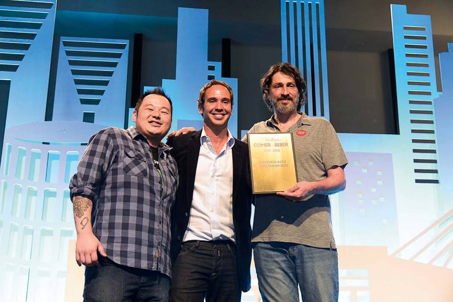 Melhor chope: Caio Ribeiro com o gerente Eduardo Ogata e Paulo Almeida, sócio do Empório Alto dos Pinheiros Melhor chope: Caio Ribeiro com o gerente Eduardo Ogata e Paulo Almeida, sócio do Empório Alto dos Pinheiros