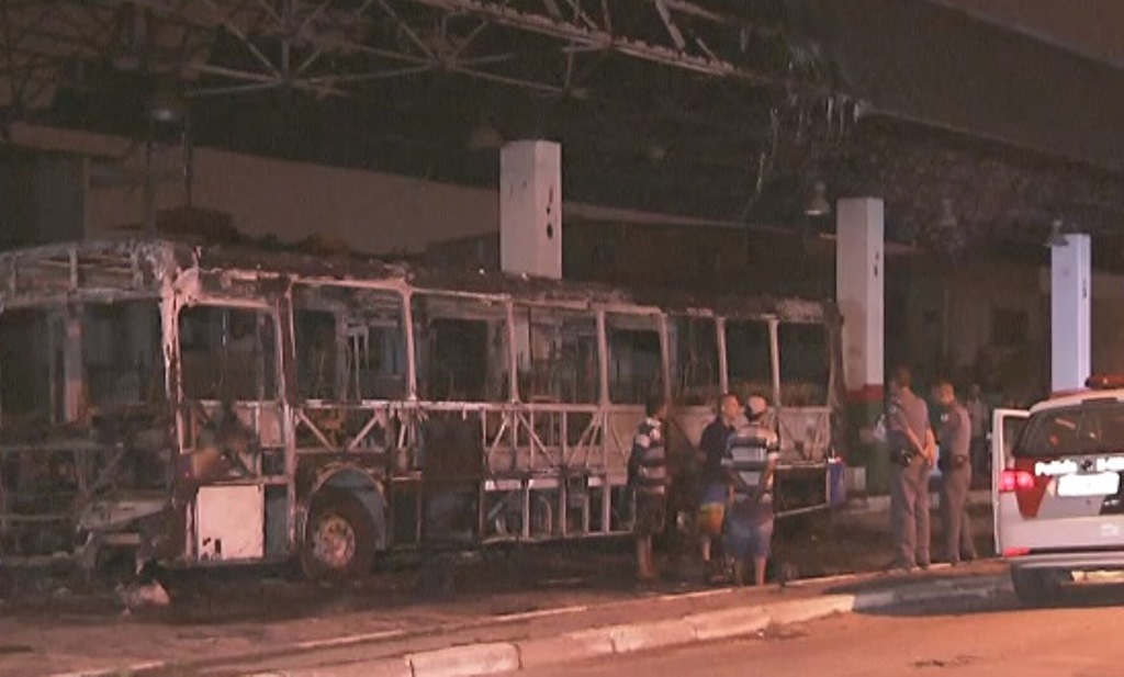 Dois ônibus são incendiados em Osasco