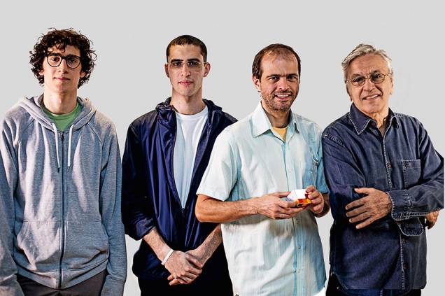 Caetano ao lado dos filhos Tom (o caçula), Zeca (o do meio) e Moreno (o primogênito). Caetano ao lado dos filhos Tom (o caçula), Zeca (o do meio) e Moreno (o primogênito).