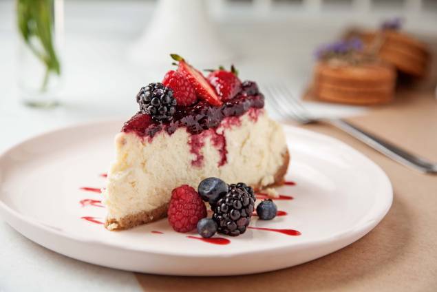 Cheesecake com calda de frutas vermelhas Cheesecake com calda de frutas vermelhas