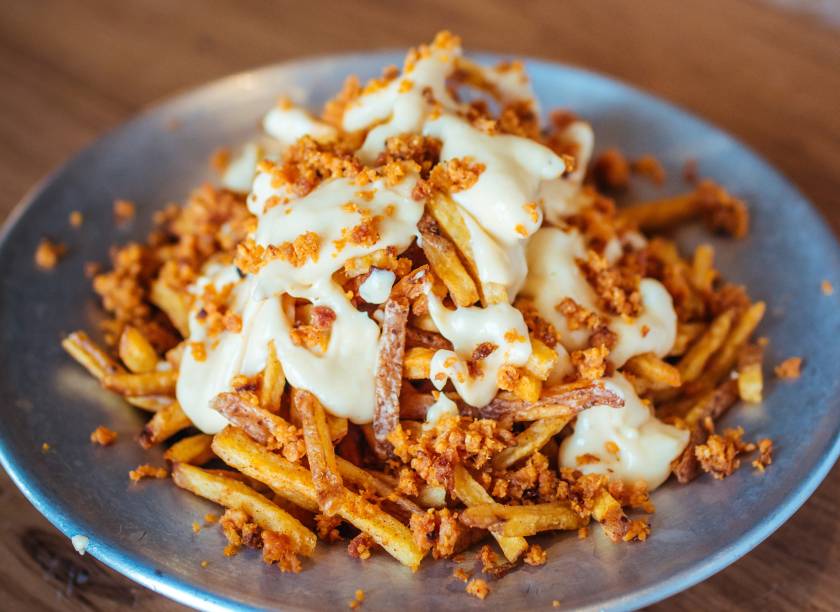 Cheezy fries: batatas fininhas lambuzadas de queijo gruyère com bacon moído