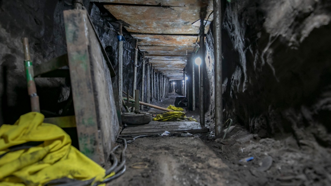 Polícia descobre túnel de ladrões que levaria a cofre do Banco do Brasil