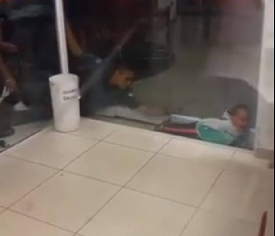 Criança é resgatada após ficar presa entre portas de vidro