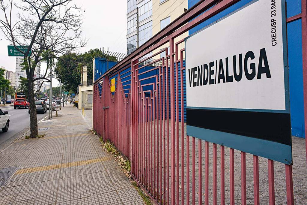 Com imóveis vazios e pichados, Avenida Rebouças enfrenta crise