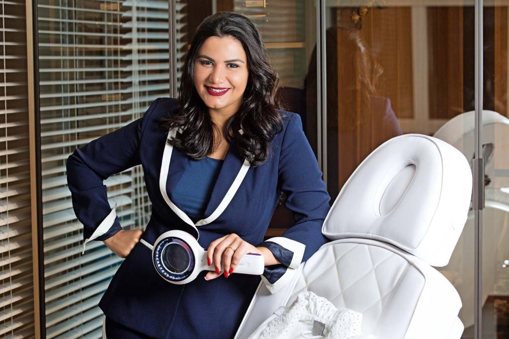 Esteticista conquista famosas com massagem que reduz medidas