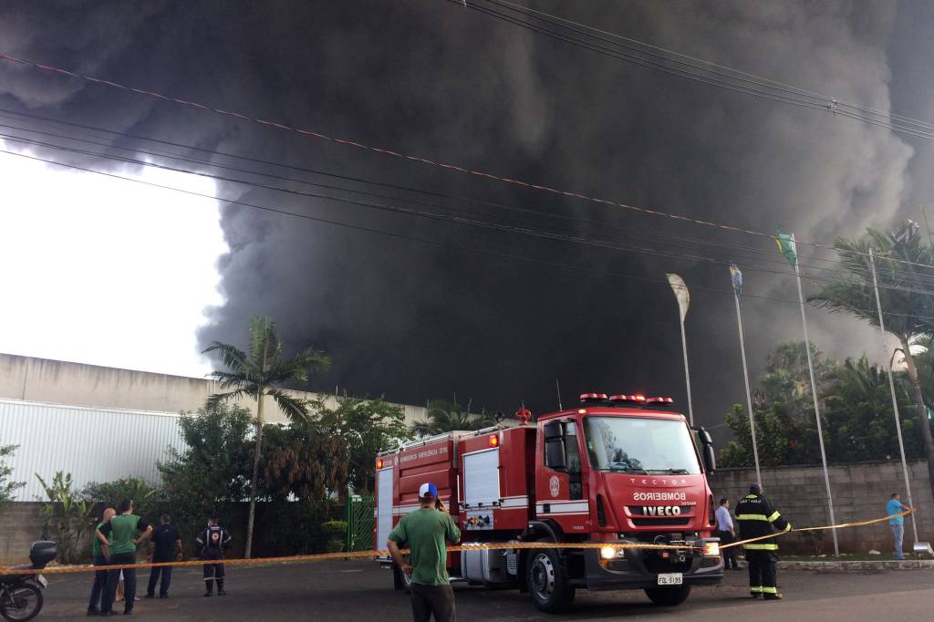Incêndio de grandes proporções atinge empresa em Sumaré