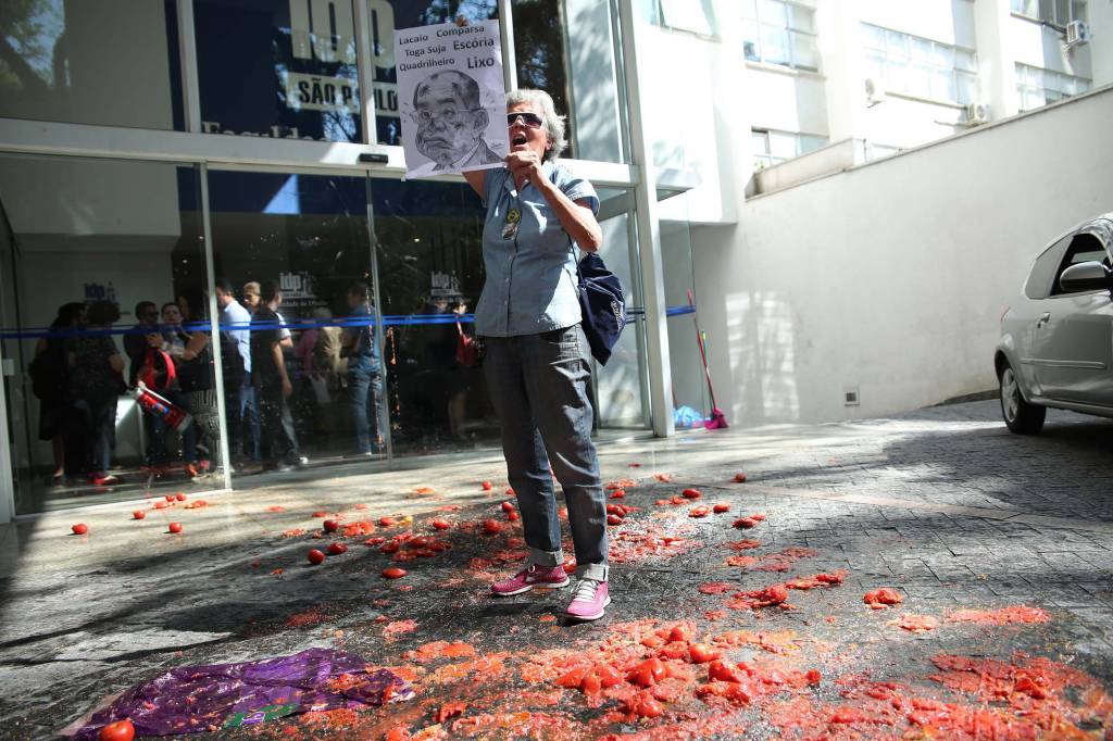 Grupo faz ‘tomataço’ em frente a evento com Gilmar Mendes