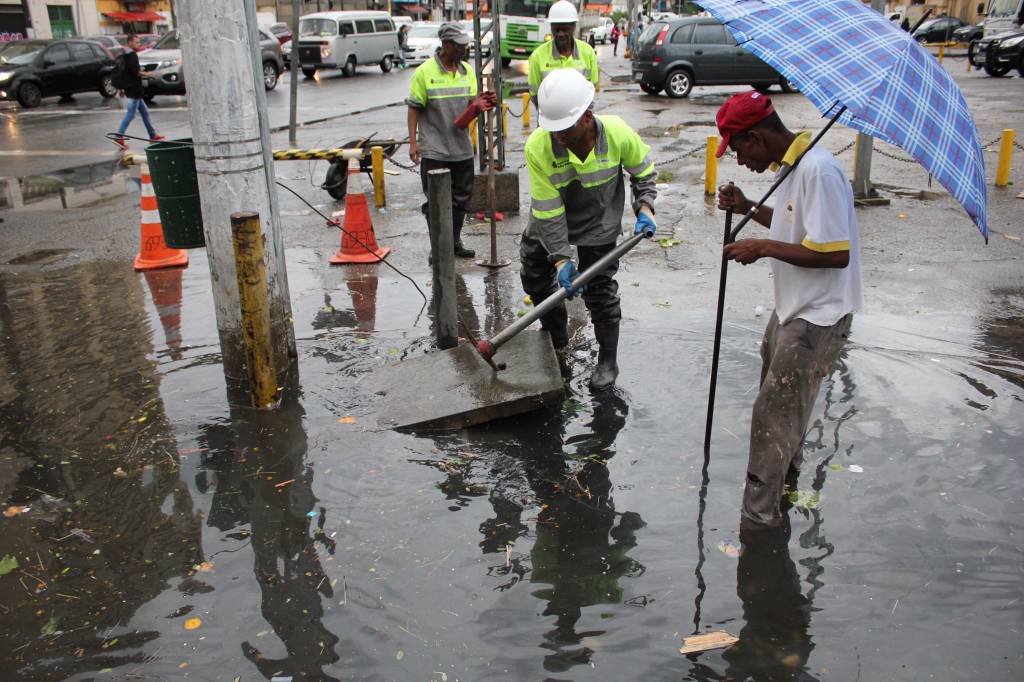 Forte chuva provoca alagamentos em São Paulo
