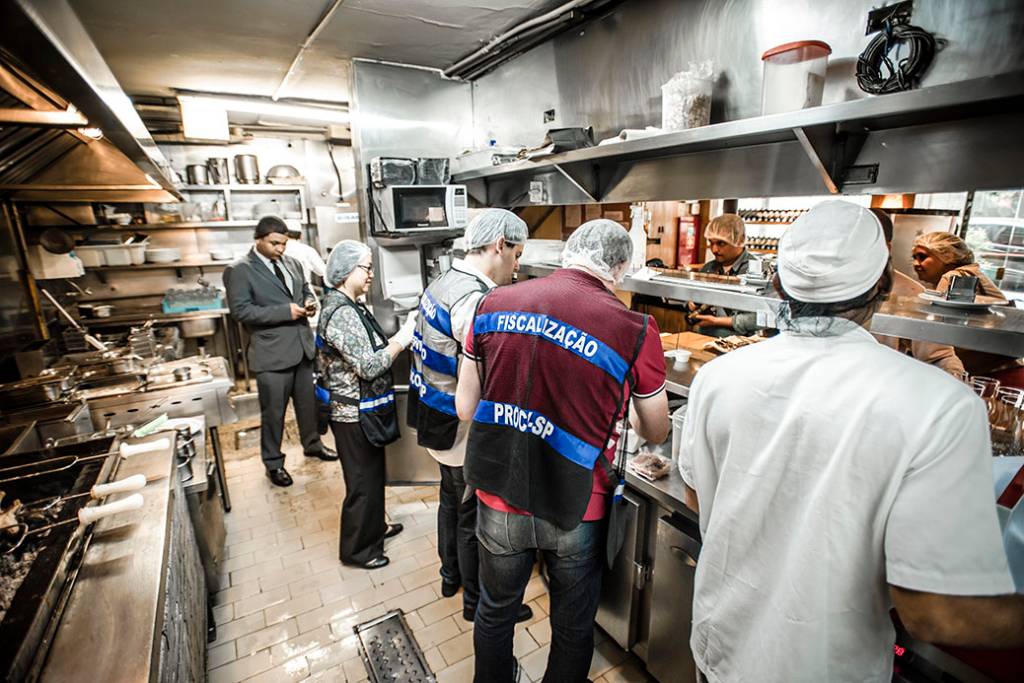 Procon fiscaliza 14 restaurantes no Dia Mundial da Alimentação