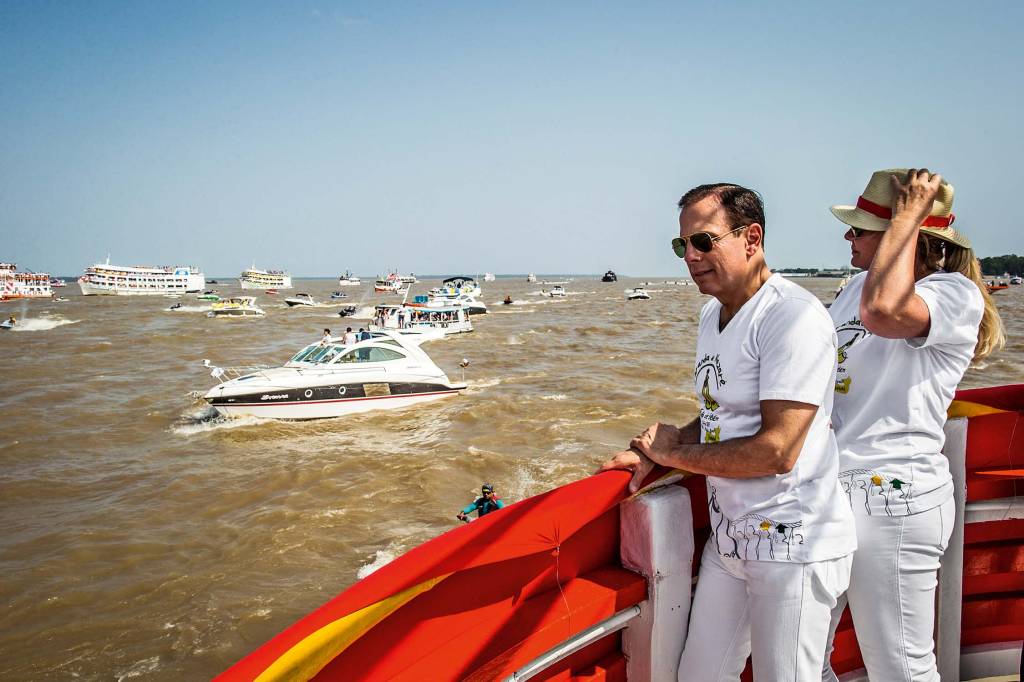 O prefeito de São Paulo João Doria, justo com sua esposa, Bia Doria, na embarcação Varanda de Nazaré, organizado pela cantora Fafá de Belém