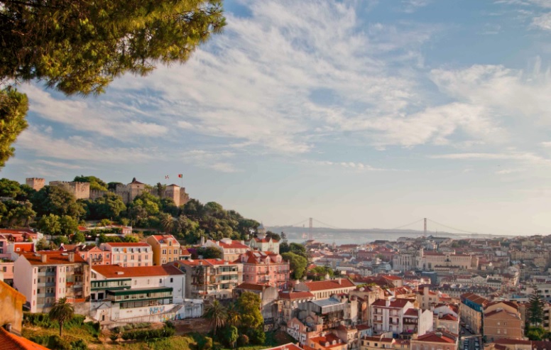 Imagem de Lisboa mostra casas e prédios, com o rio Tejo ao fundo