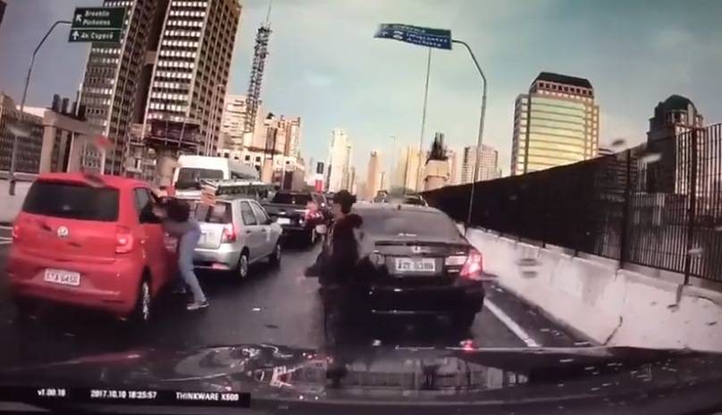 Vídeo mostra grupo fazendo arrastão em ponte no Morumbi