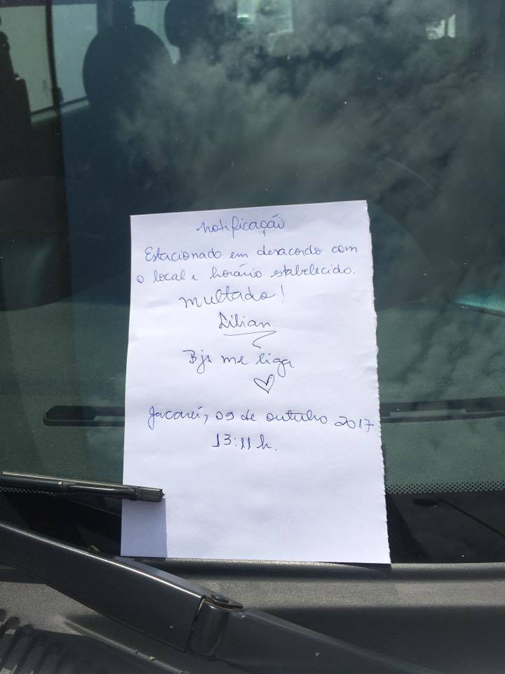 Moradora ‘multa’ carro da prefeitura parado em local irregular