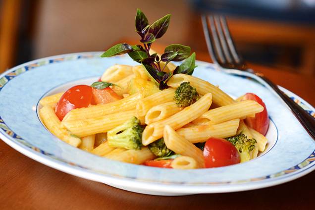 Penne à primavera, com legumes Penne à primavera, com legumes