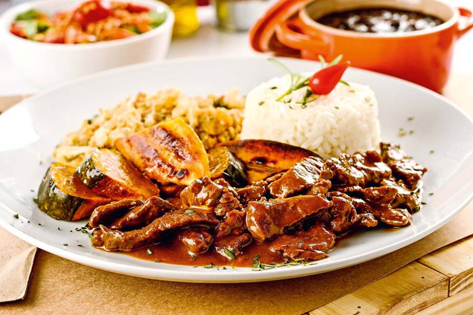 Picadinho: com arroz, feijão-preto e farofinha de ovos Picadinho: com arroz, feijão-preto e farofinha de ovos
