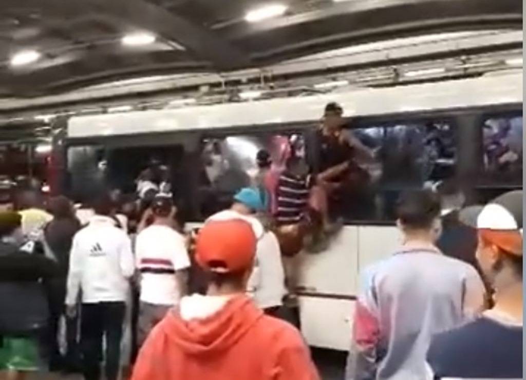 Vídeo mostra jovens invadindo ônibus lotado em Pinheiros