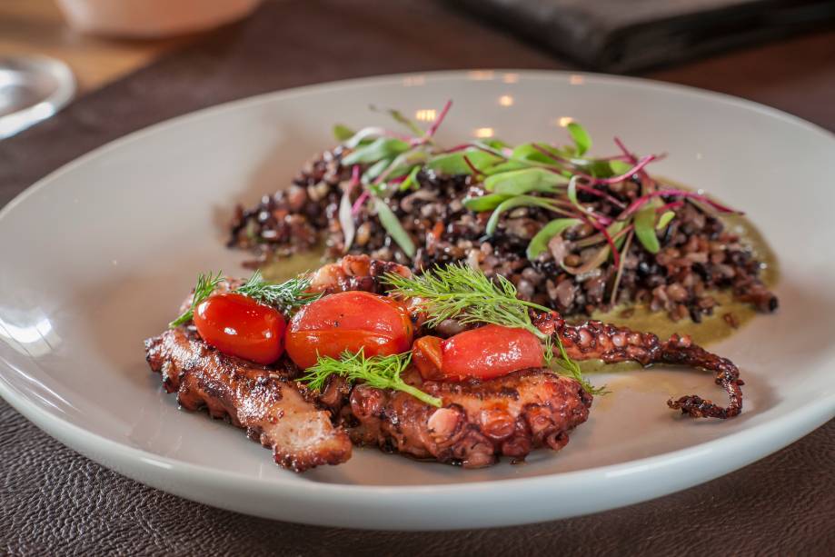 Polvo com arroz sete grãos e creme de azedinha Polvo com arroz sete grãos e creme de azedinha
