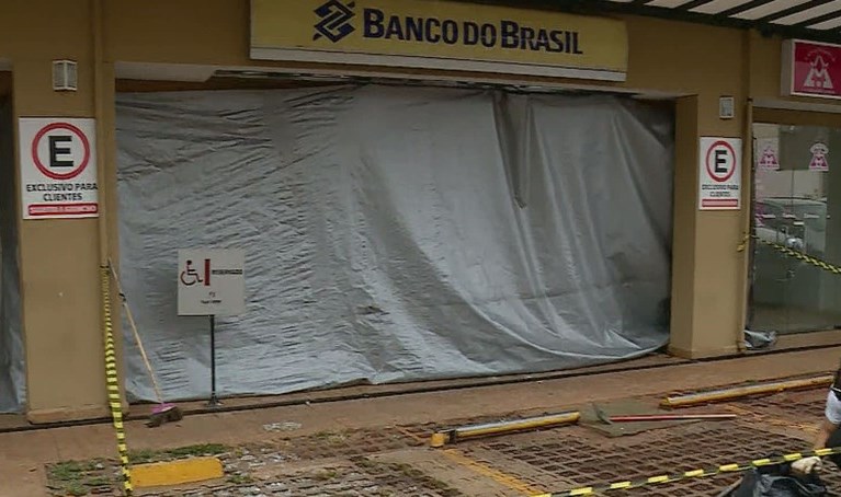 Quadrilha explode caixas eletrônicos de banco em Ribeirão Preto