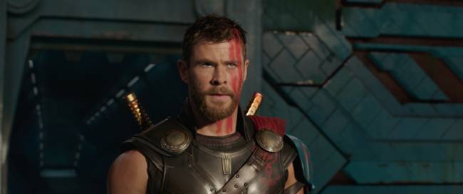 Thor: Ragnarok Chris Hemsworth como Thor; na imagem, ele aparece de cabelo curto e com uma marca de tinta vermelha no rosto