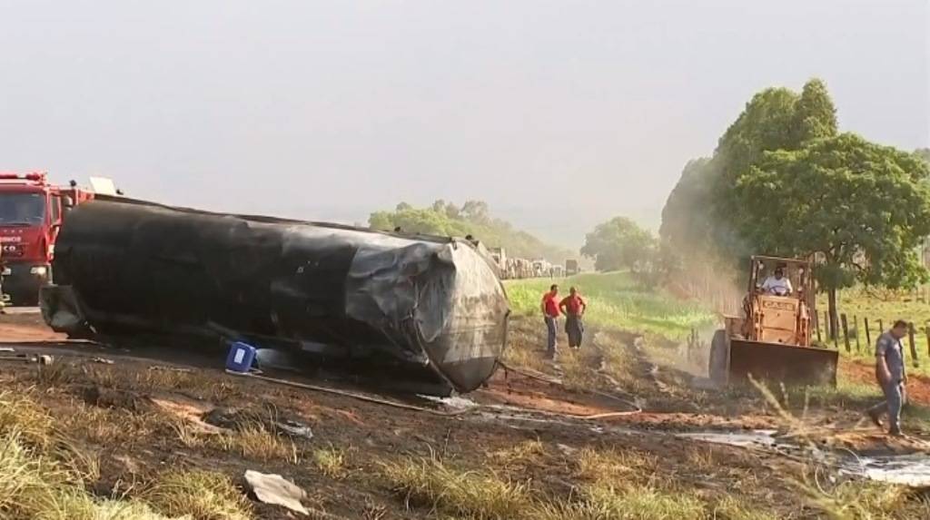 Colisão entre caminhões provoca explosão e morte no interior