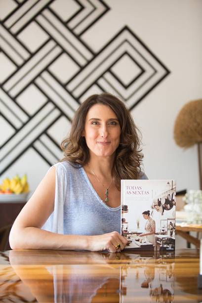 Paolla Carosella: chef do restaurante Arturito, que tem um stand na feira, autografou exemplares do seu livro de estreia 'Todas as Sextas'. Paola ainda far&aacute; um jantar exclusivo com receitas ovolactovegetarianas no domingo (26).