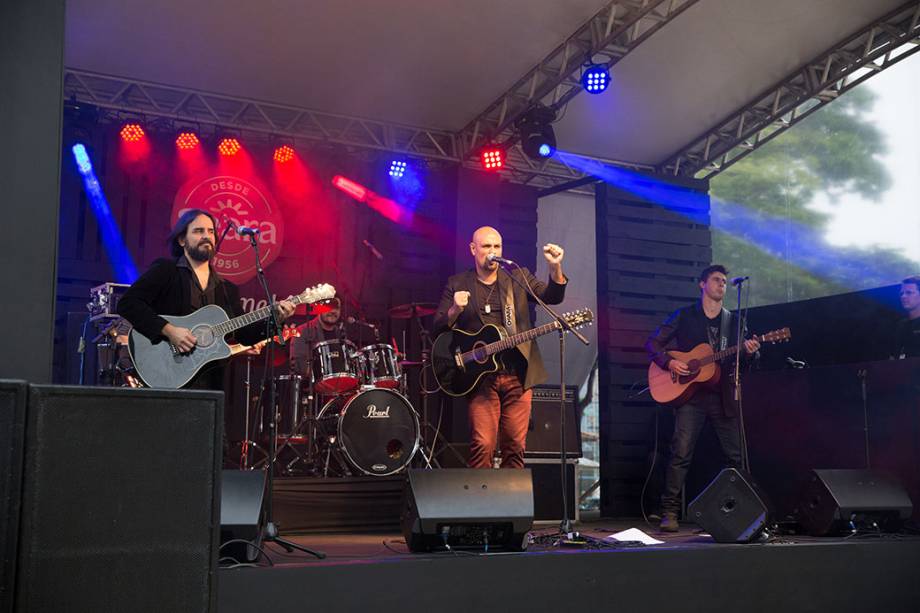 Leo Mancini: o guitarrista fez versões acústicas de canções de rock dos anos 80 e 90 Leo Mancini: o guitarrista fez versões acústicas de canções de rock dos anos 80 e 90