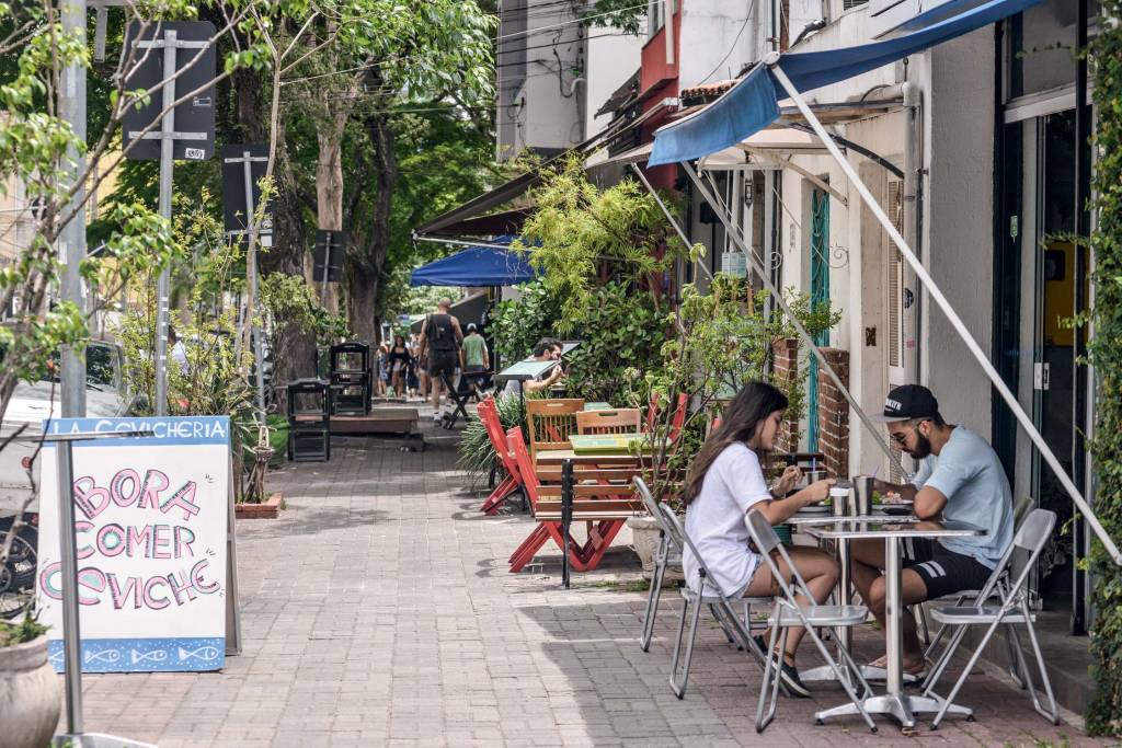 Bares e restaurantes que ocupam calçadas terão isenção de imposto na capital