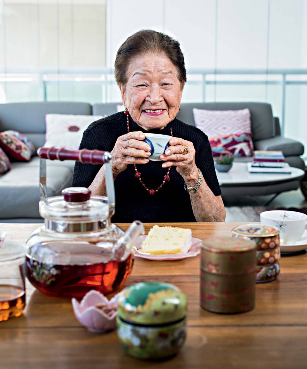 Aos 90 anos, ‘vovó do chá’ faz sucesso e abre loja própria