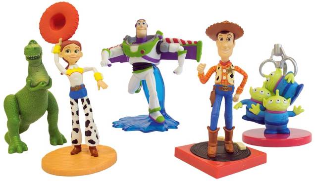 Kit com cinco bonecos de plástico dos personagens do filme, R$ 129,90. JC Brinquedos. Kit com cinco bonecos de plástico dos personagens do filme, R$ 129,90. JC Brinquedos.