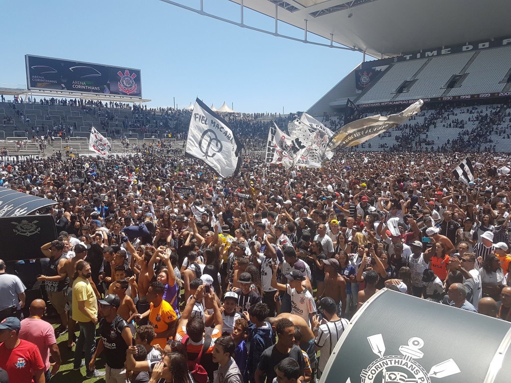 Treino do Corinthians acaba com invasão de torcedores ao campo