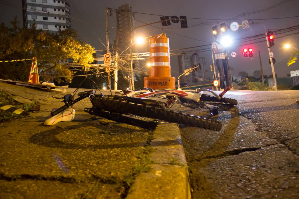 Ciclista morre após ser atropelado por ônibus no Morumbi