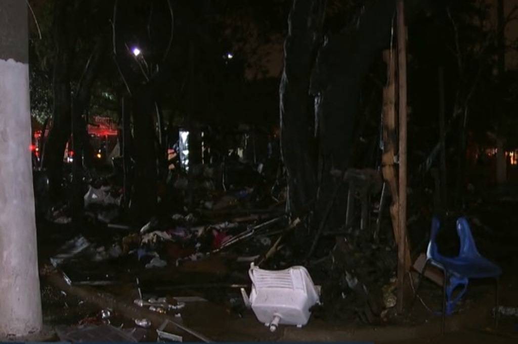 Incêndio destrói barracos sob viaduto no centro de São Paulo