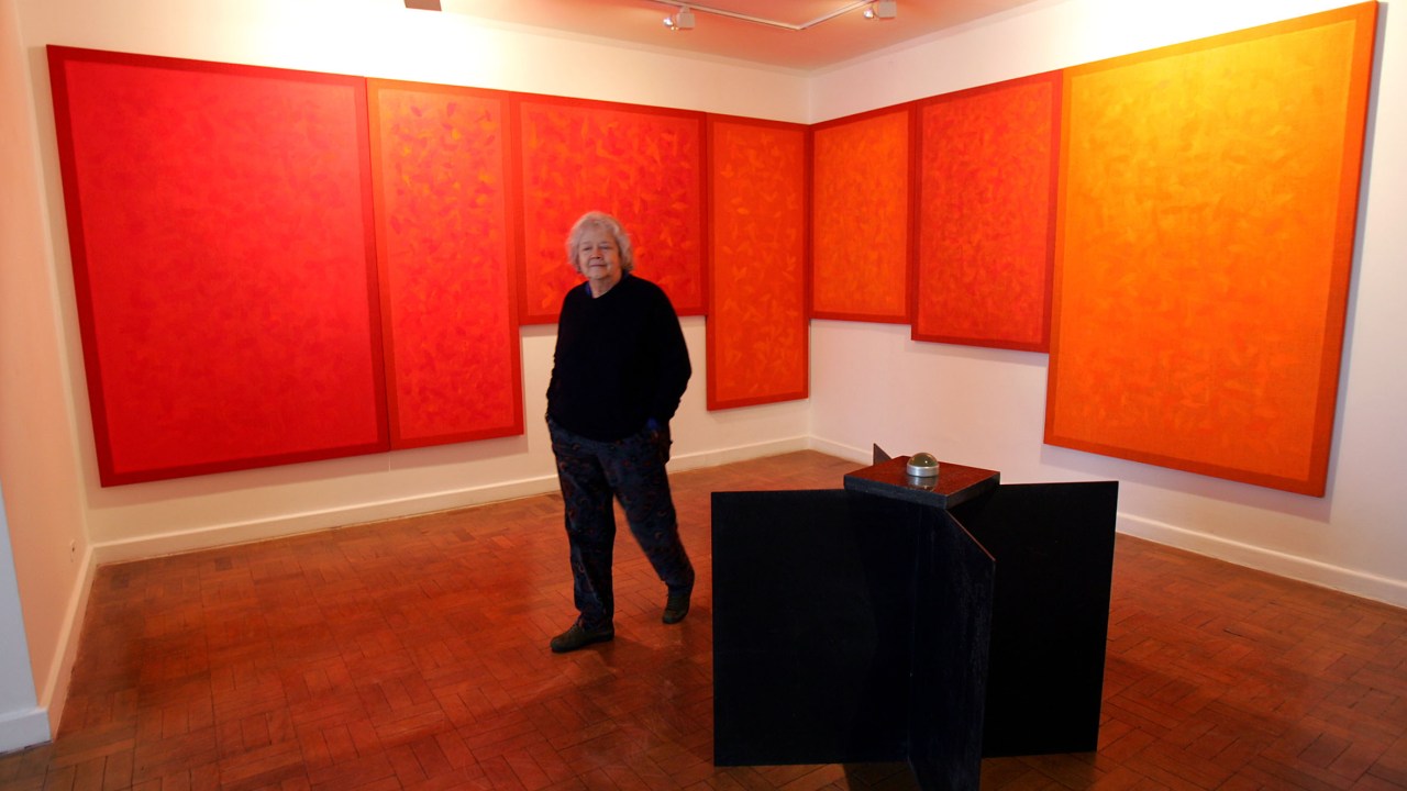 Amélia Toledo expões suas obras na galeria Nara Roesler