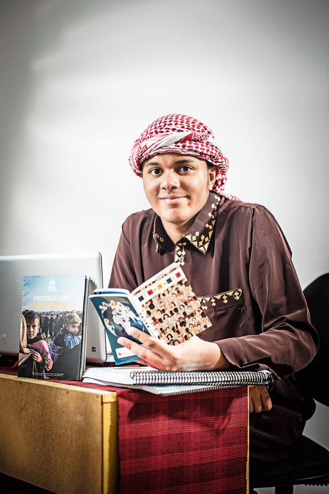 Ele criou um grupo para ensinar português a refugiados