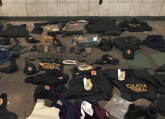 Polícia prende quatro com carros clonados da PF e Receita Federal