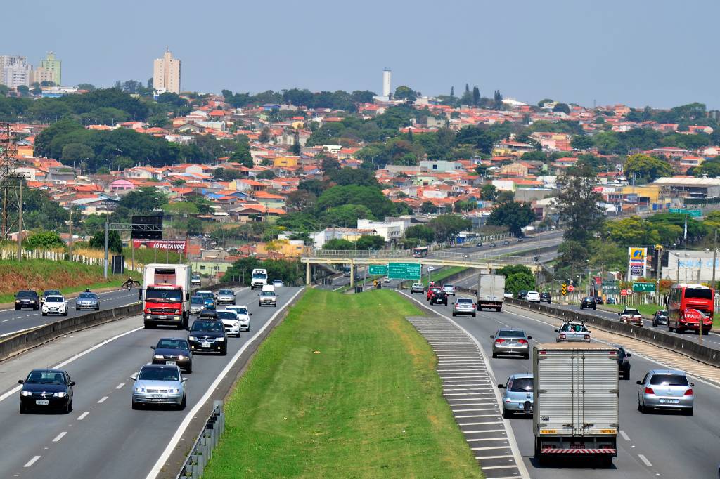 Carreta tomba e pega fogo na Rodovia Anhanguera, em Jundiaí