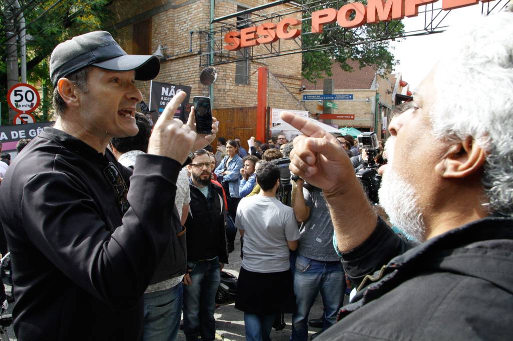 Manifestantes contra e a favor de evento protestam na Zona Oeste