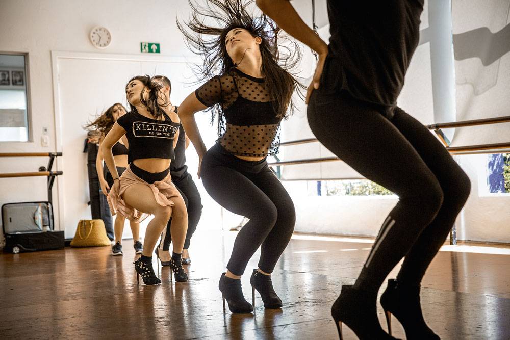 Aulas de stiletto, dança em cima do salto, crescem na cidade