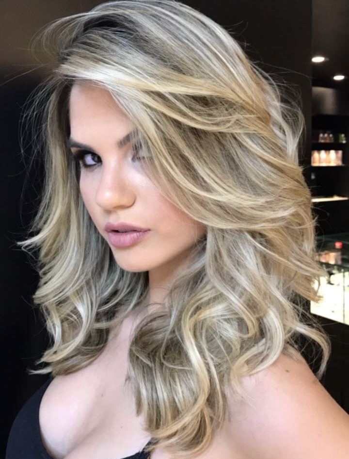 Para o verão: corte e penteado inspirados em Farrah Fawcett